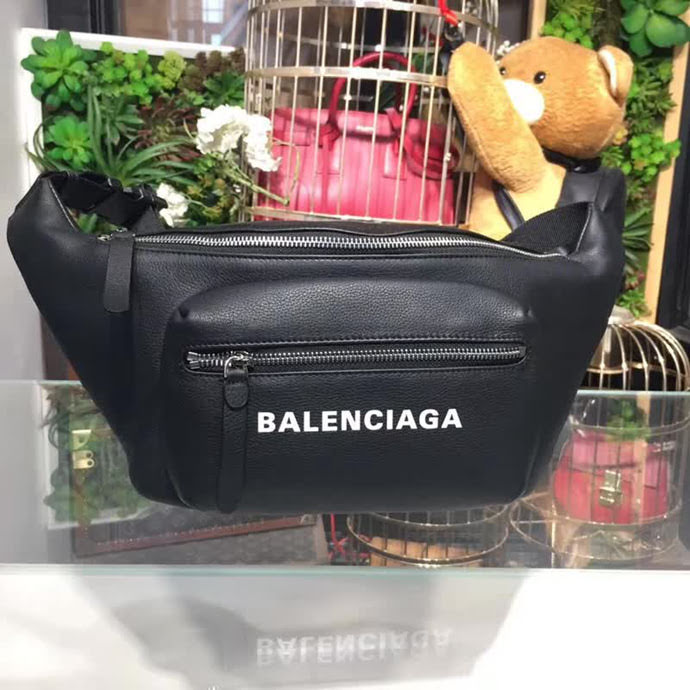 BALENCIAG巴黎世家 爆款 專櫃同步更新 小牛皮 斜挎胸包腰包 前面拉鏈口袋 簡約兩用包   BL1563